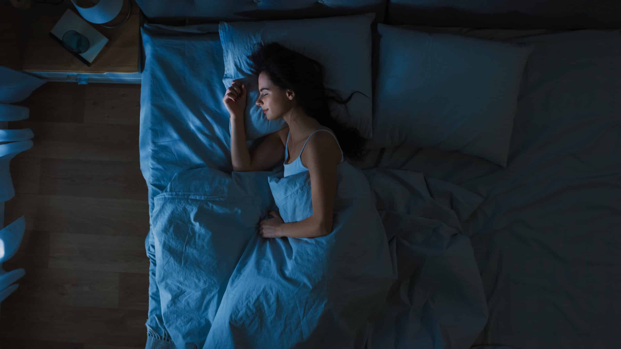 kobieta w trakcie zdrowego snu