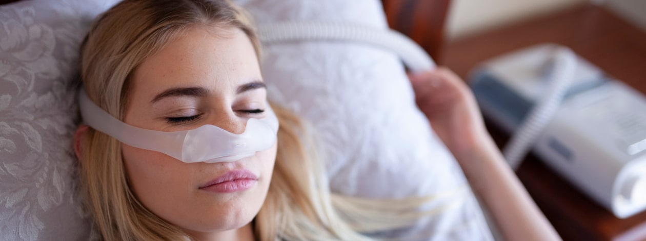 Kobieta śpiąca z aparatem CPAP